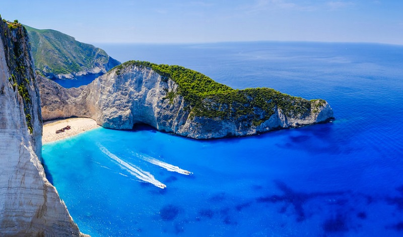 Mar azul de Navagio Beach na Grécia