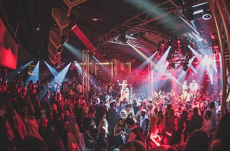 Lohan Nightclub em Atenas
