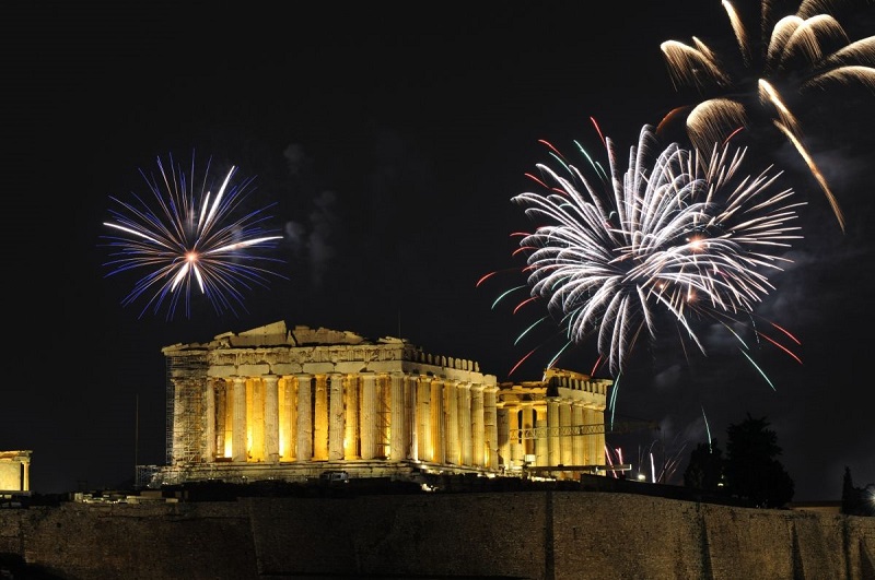 Vista da queima de fogos de Ano-novo em Atenas