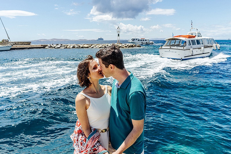 Casal em viagem pela Grécia