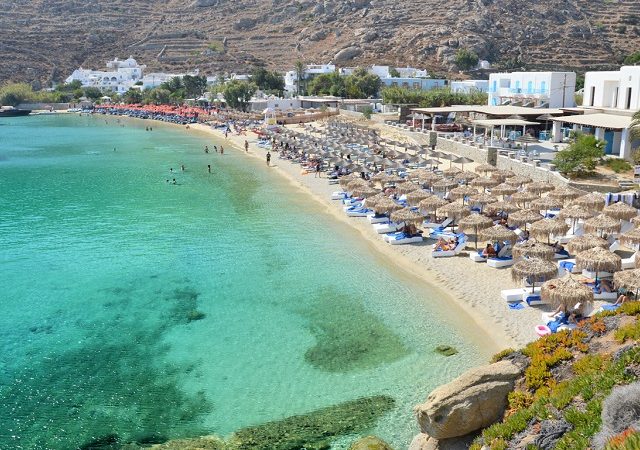 Qual é a praia mais lotada de Mykonos?