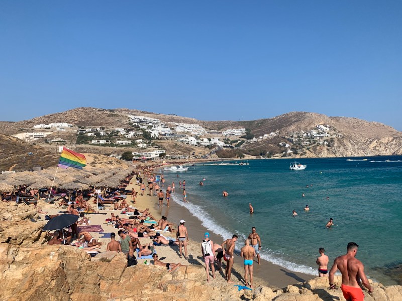 Praia gay-friendly em Mykonos