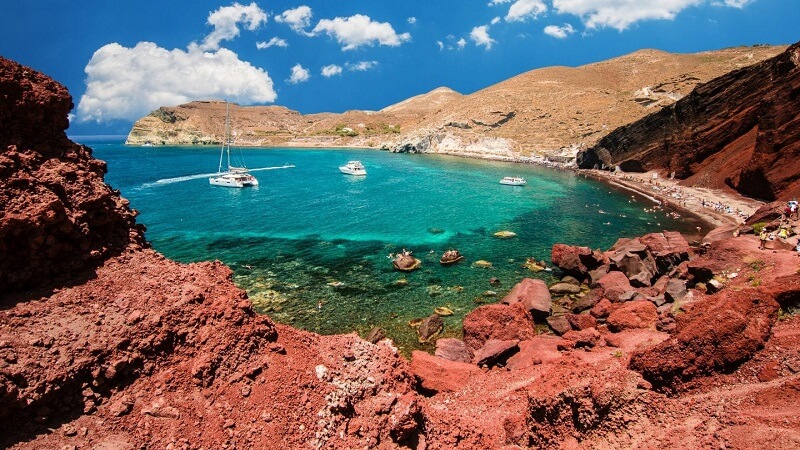 Qual é a praia com melhor estrutura em Santorini? Praia Vermelha