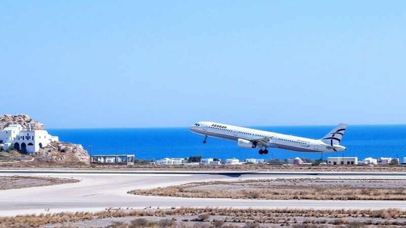 Avião no Aeroporto de Santorini