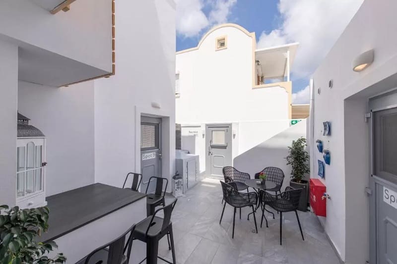 Área externa Bedspot Hostel em Santorini