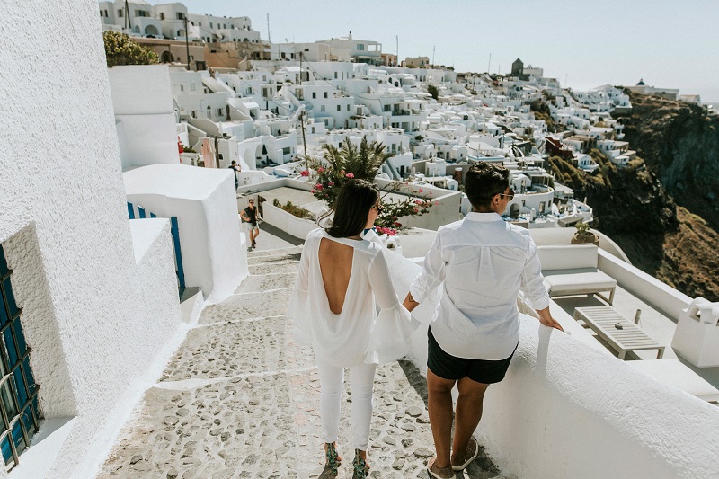 Casal em passeio por Santorini