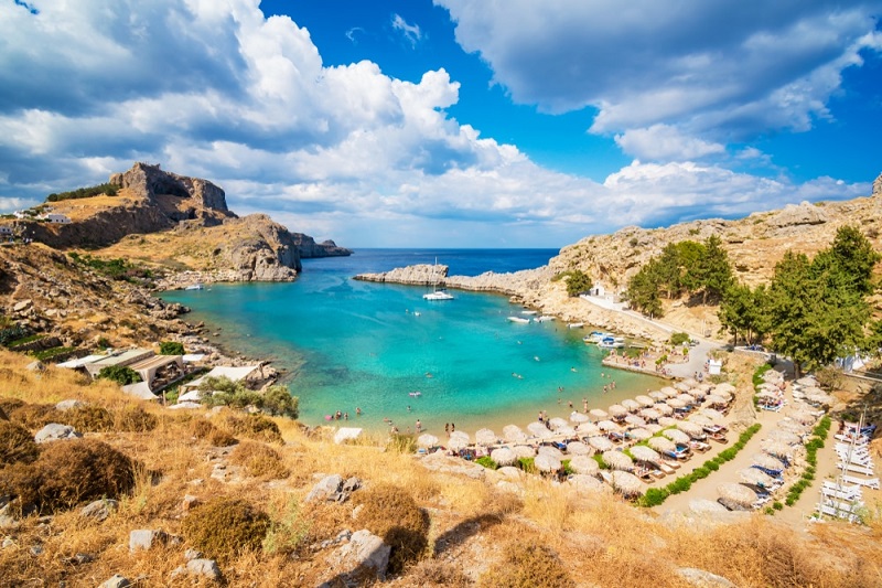 Praia na ilha de Rodes, na Grécia