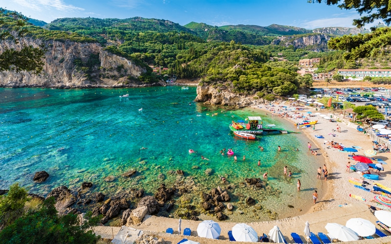 Praia em Corfu, na Grécia