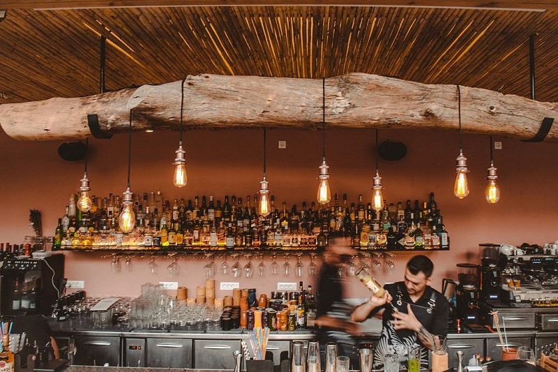 Bartender do Xalavro Cocktail Bar em Creta