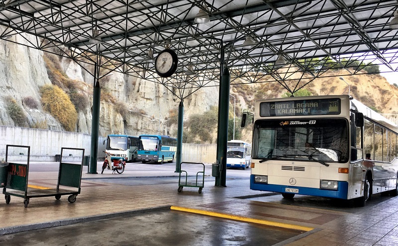 Como andar em Zaquintos: ônibus público