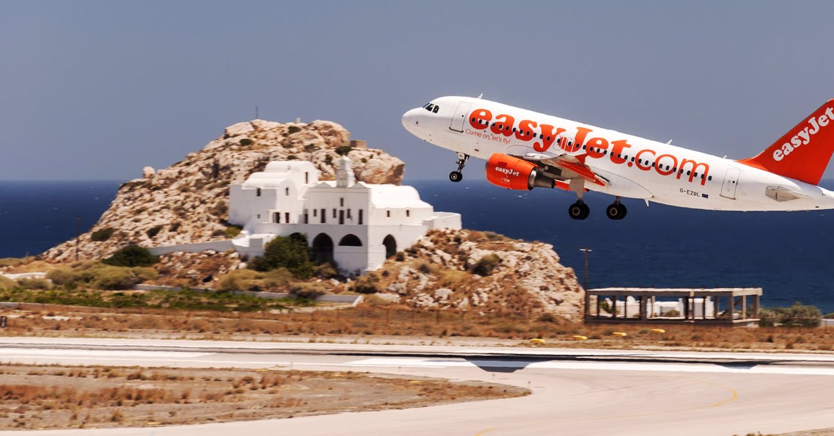 Avião decolando no Aeroporto de Santorini