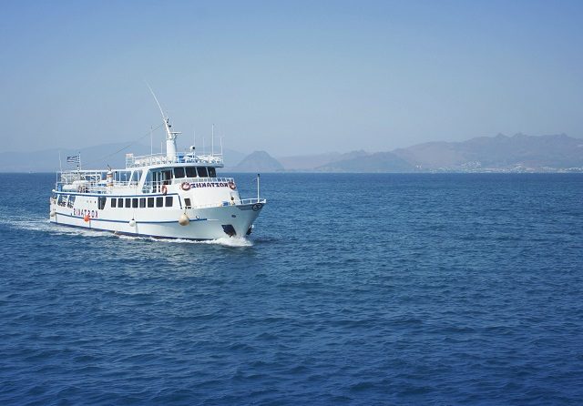 Como ir de ferry boat de Atenas para Santorini?