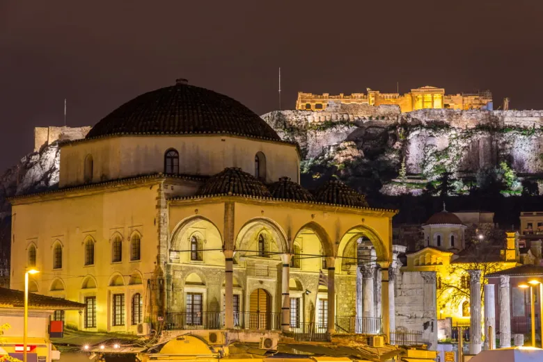 Passeio noturno por Plaka e Monastiraki em Atenas