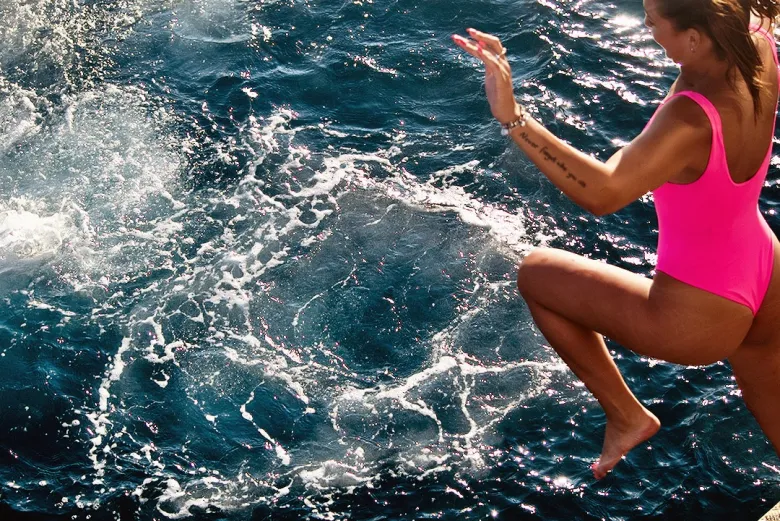 Mergulho durante a Festa no barco por Mykonos ao entardecer