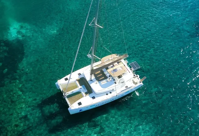 Passeio de catamarã ou barco pela Caldeira de Santorini