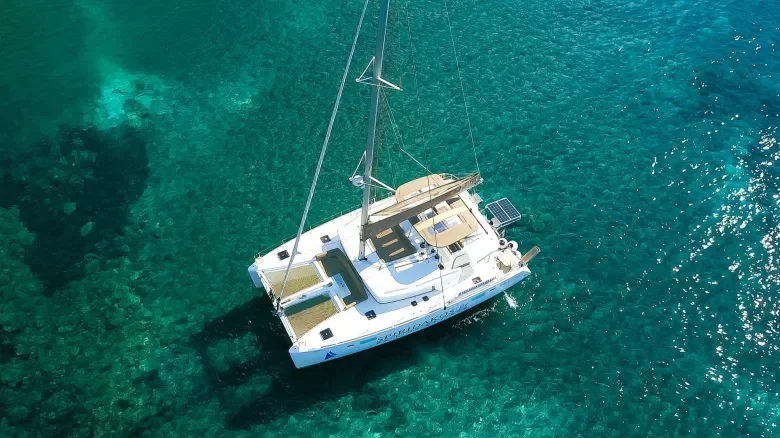 Passeio de catamarã ou barco pela Caldeira de Santorini