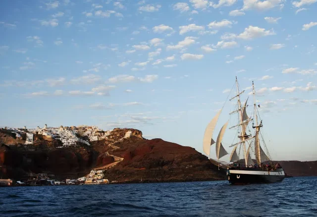 Passeio de barco por Santorini ao entardecer com jantar
