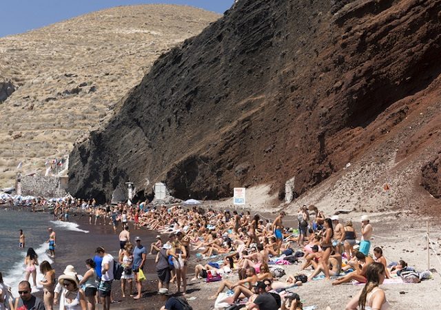 Qual é a praia mais lotada de Santorini?