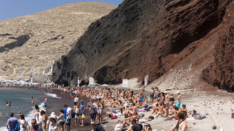 Qual é a praia com melhor estrutura em Santorini?
